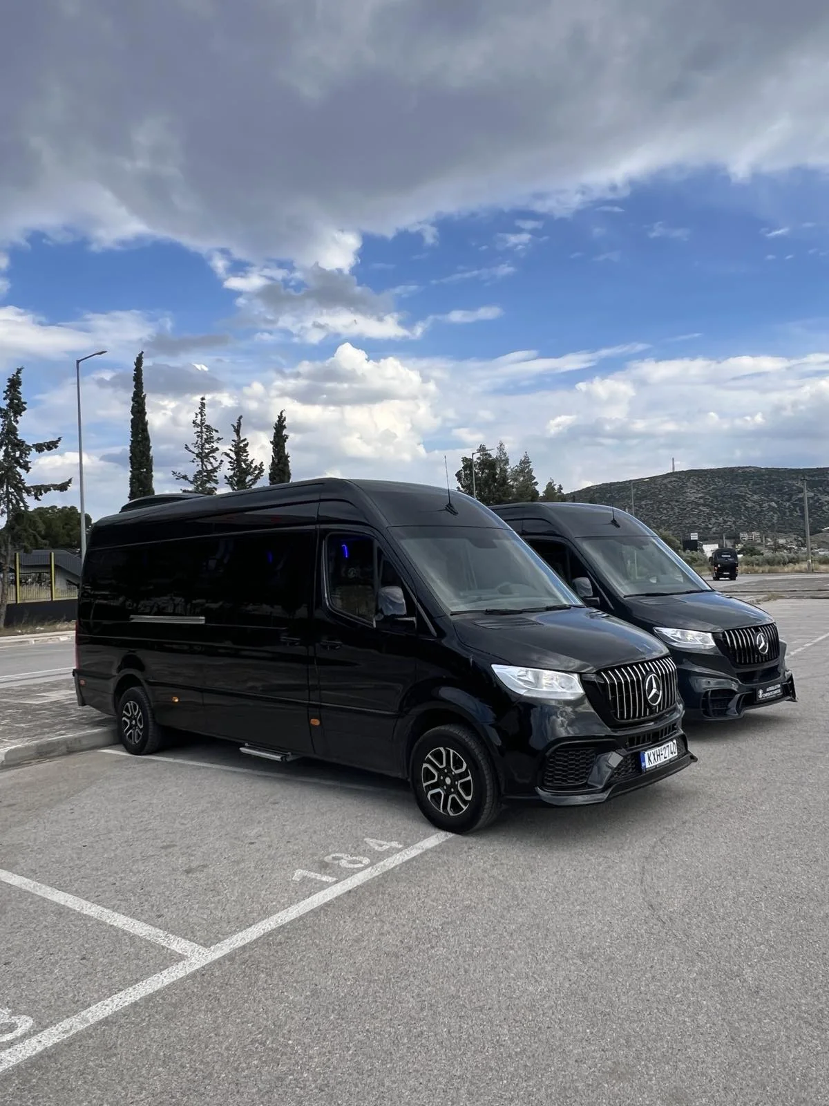 Μαύρο Mercedes-Benz Sprinter με διαμορφωμένο εξωτερικό από την Auto Collection Garage