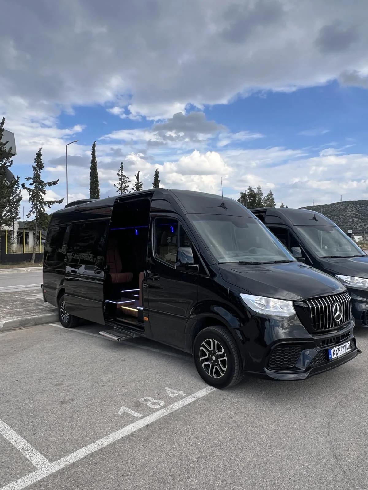 Εξωτερική όψη του μαύρου Sprinter με ανοιχτή πλαϊνή πόρτα